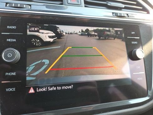 Used 2022 Volkswagen Tiguan SE w/ Panoramic Sunroof Package image 14