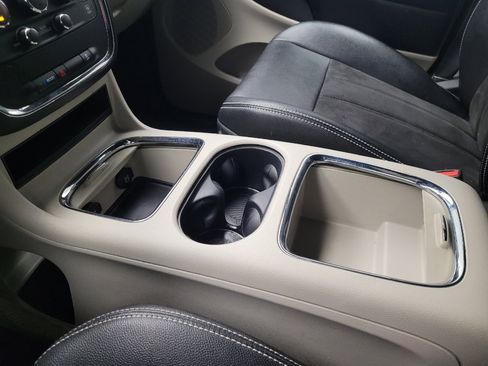 Used 2020 Dodge Grand Caravan SXT image 26