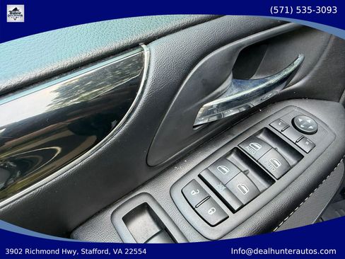 Used 2015 Chrysler Town & Country S FWD image 23