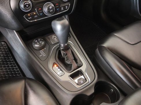 Used 2020 Jeep Cherokee Trailhawk w/ Comfort/Convenience Group AWD/4WD image 9