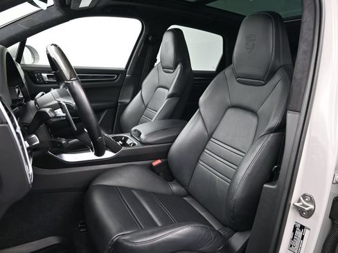 Certified 2022 Porsche Cayenne Turbo AWD/4WD image 5