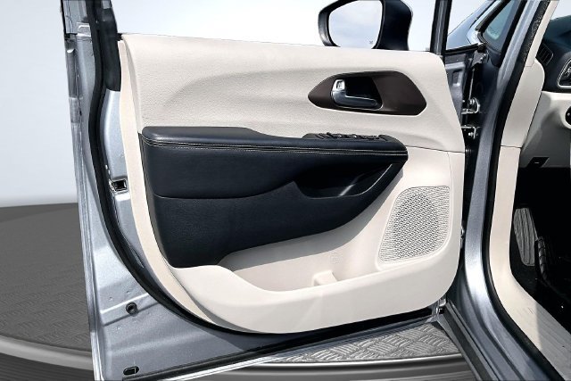 Used 2020 Chrysler Voyager L FWD image 18