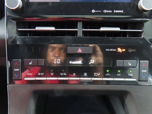 Used 2021 Toyota Avalon XLE w/ Moonroof Package FWD image 27