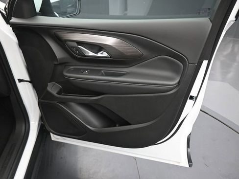 Used 2024 GMC Terrain SLE w/ Driver Convenience Package image 9