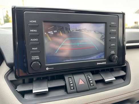 Used 2022 Toyota RAV4 XLE Premium image 18