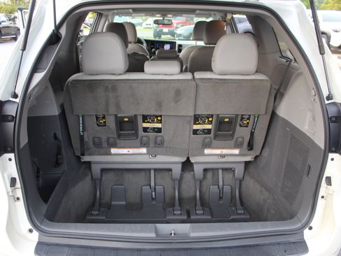 Used 2017 Toyota Sienna XLE w/ XLE Navigation Package FWD image 29