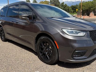 Used 2021 Chrysler Pacifica Limited w/ Uconnect Theater Family Group