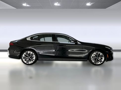 Used 2026 BMW 530i RWD image 7