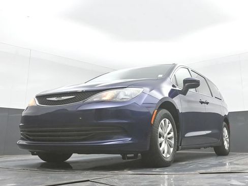 Used 2017 Chrysler Pacifica Touring w/ Tire & Wheel Group FWD image 45