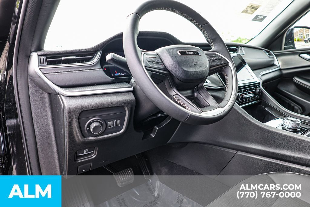 Used 2025 Jeep Grand Cherokee Altitude AWD/4WD image 27