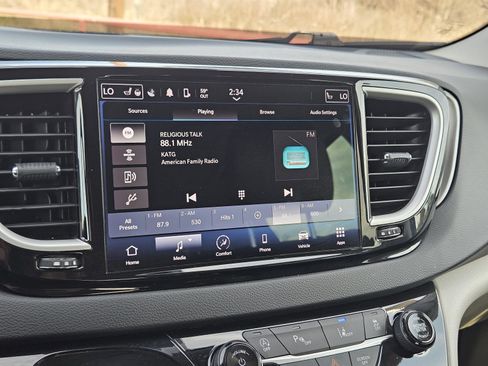 Used 2023 Chrysler Pacifica Touring-L image 19