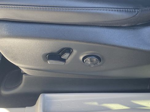 Used 2024 Chrysler Pacifica Touring-L FWD image 19