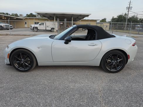 Used 2016 MAZDA MX-5 Miata Club RWD image 4