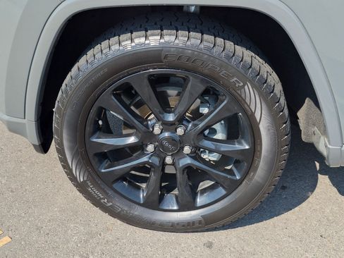 Used 2020 Jeep Grand Cherokee Altitude AWD/4WD image 14