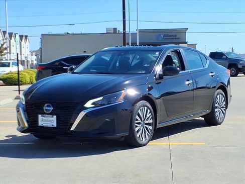 Used 2024 Nissan Altima 2.5 SV w/ SV Premium Package image 3