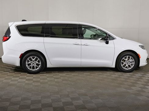 Used 2024 Chrysler Pacifica Touring-L image 19