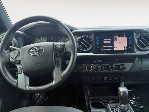 Used 2018 Toyota Tacoma TRD Sport AWD/4WD image 2