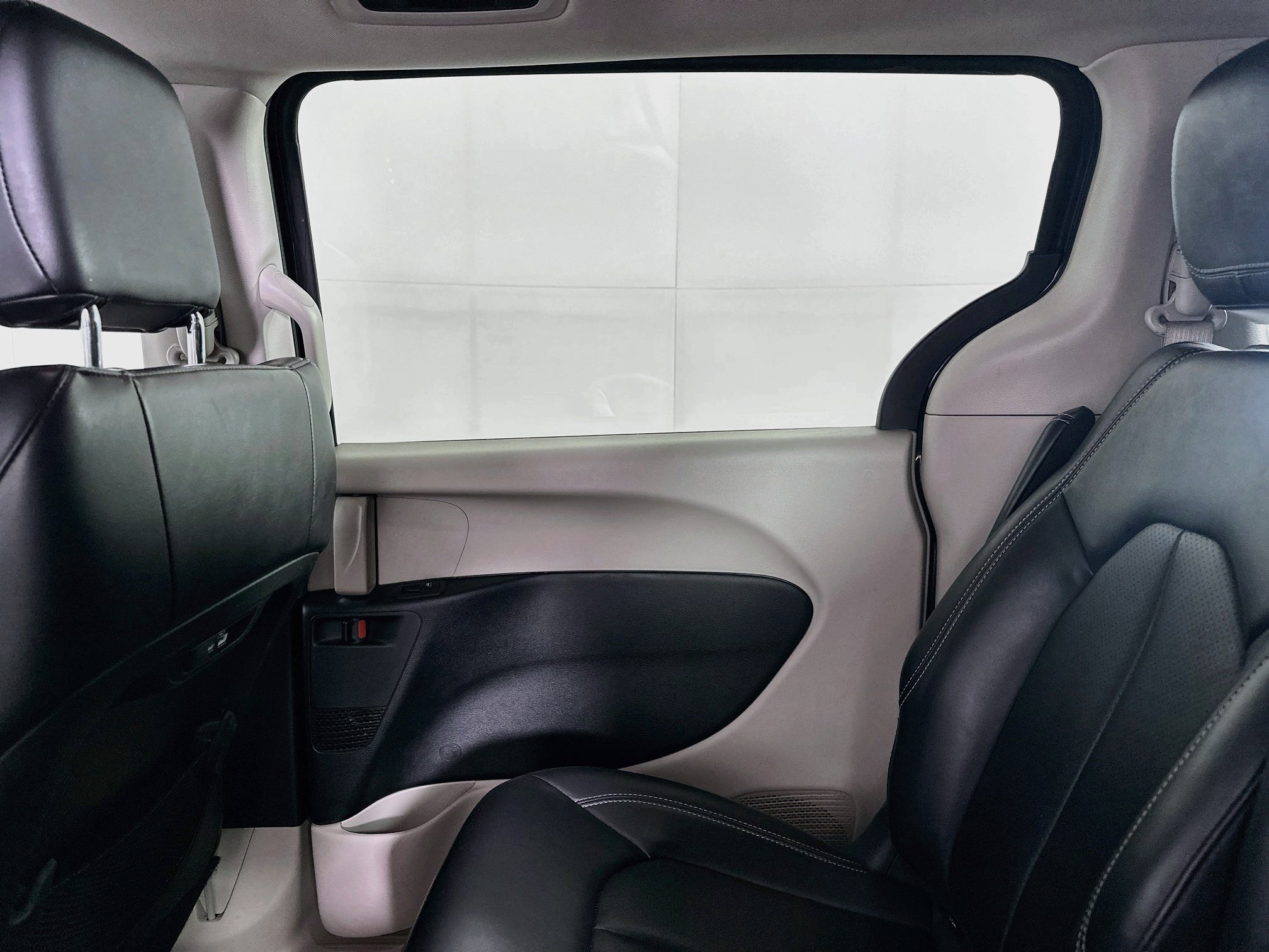Used 2023 Chrysler Pacifica Touring-L FWD image 30