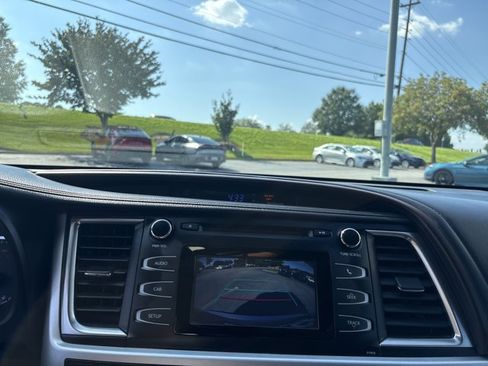 Used 2019 Toyota Highlander LE AWD/4WD image 15