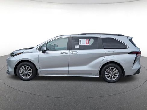 Used 2025 Toyota Sienna XLE FWD image 3
