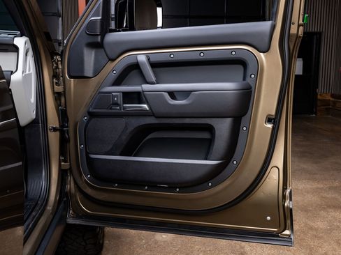 Used 2025 Land Rover Defender 110 X-Dynamic SE image 35