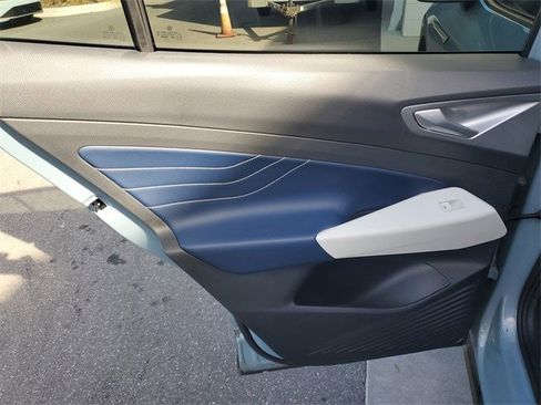 Used 2023 Volkswagen ID.4 Pro S image 9