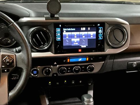 Used 2016 Toyota Tacoma Limited w/ Towing Package image 7