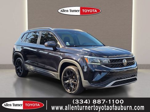 Used 2023 Volkswagen Taos SE w/ Panoramic Sunroof Package FWD image 1