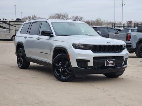 Used 2022 Jeep Grand Cherokee L Altitude image 2