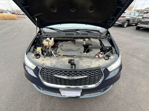 Used 2022 Chrysler Pacifica Touring-L image 19