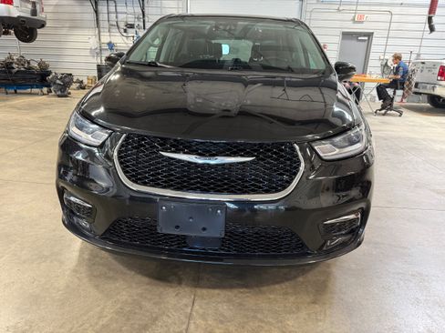 Certified 2023 Chrysler Pacifica Touring-L FWD image 32