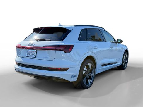 Used 2021 Audi e-tron Premium w/ Convenience Plus Package image 5