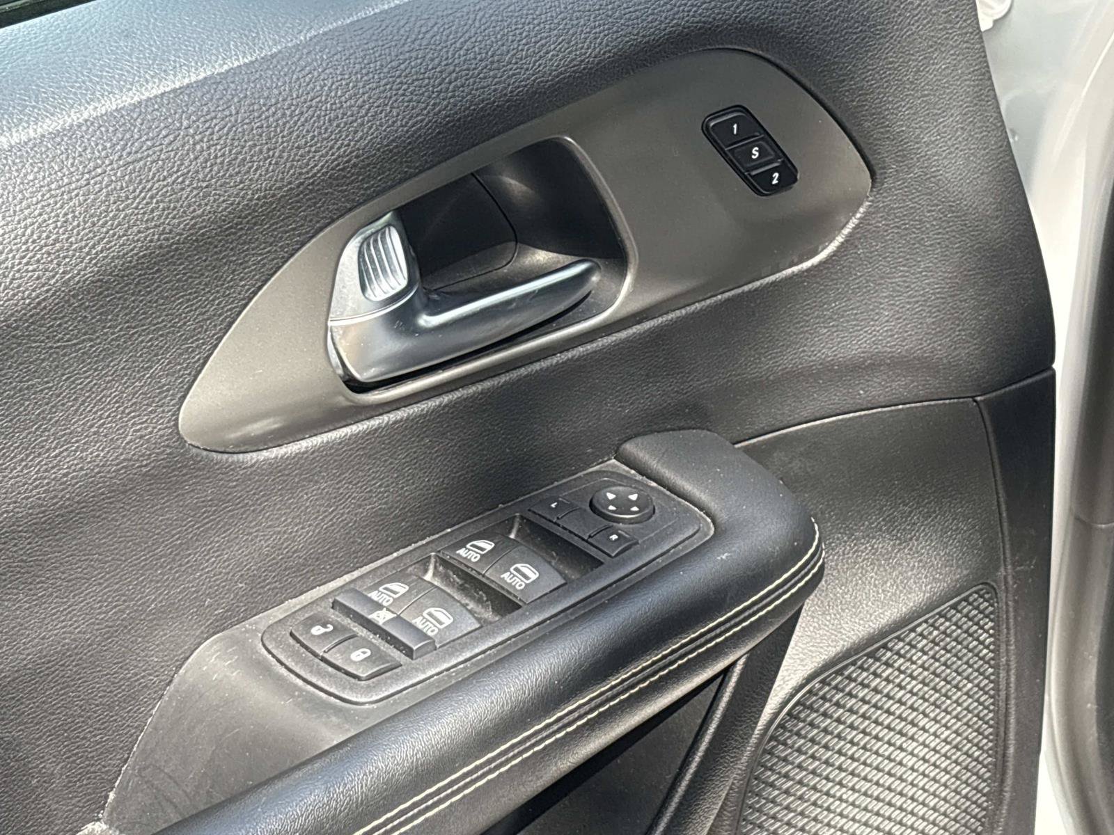 Certified 2025 Chrysler Pacifica Select FWD image 17
