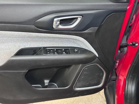 Used 2024 Jeep Compass Latitude image 23