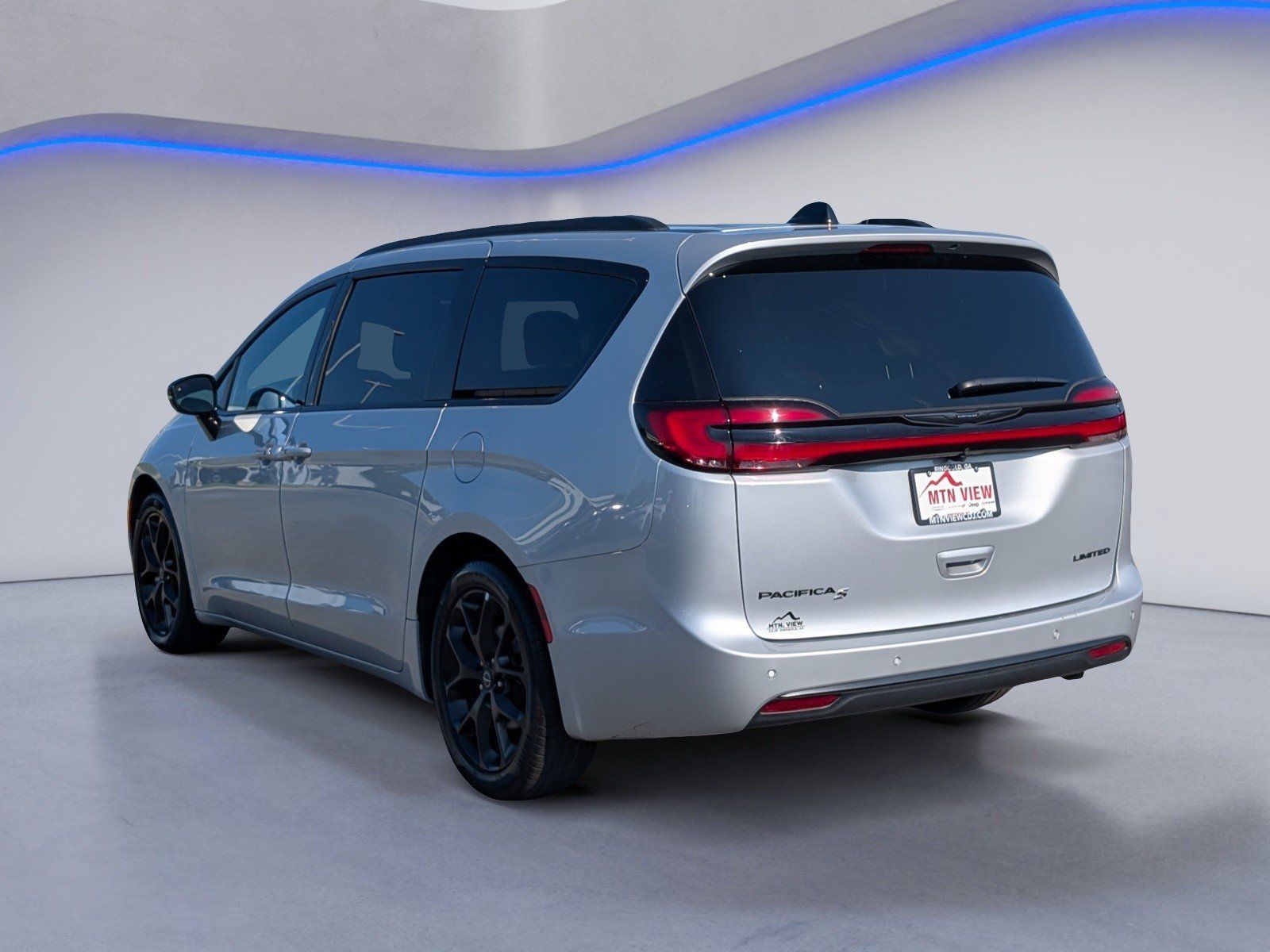 Used 2026 Chrysler Pacifica Limited w/ S Appearance Package FWD image 7