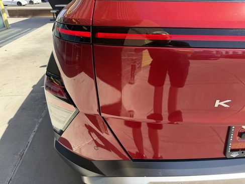 Used 2025 Hyundai Kona Limited FWD image 14