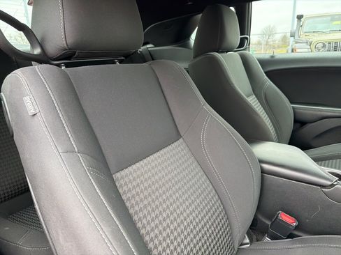 Used 2019 Dodge Challenger SXT image 43