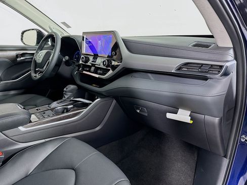 New 2026 Toyota Highlander Platinum image 32