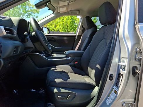 Certified 2025 Toyota Highlander LE FWD image 14