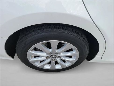 Used 2018 Toyota Camry LE image 11