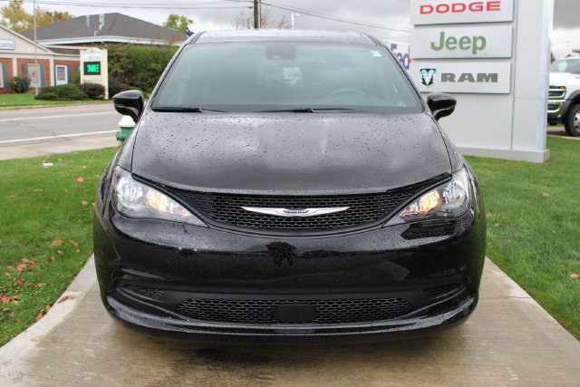 Used 2025 Chrysler Voyager LX FWD image 6