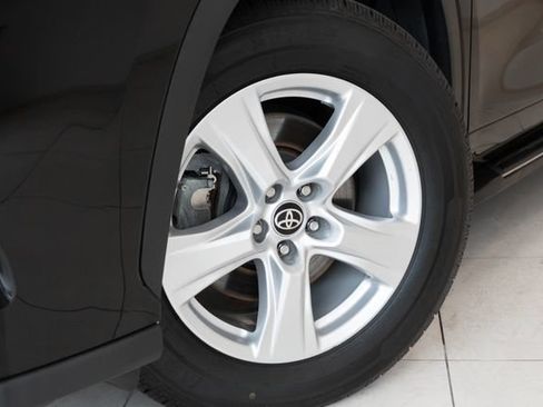 Used 2022 Toyota Highlander L FWD image 2