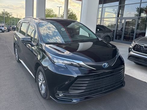 Used 2025 Toyota Sienna XLE w/ XLE Plus Package image 3