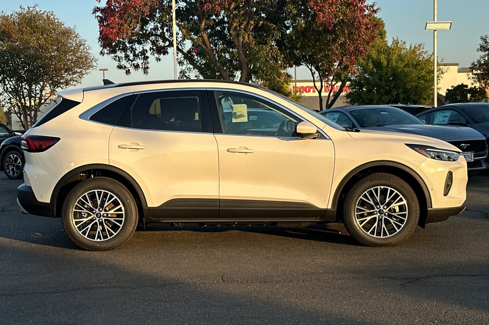 New 2024 Ford Escape SE w/ PHEV Premium Package FWD image 3