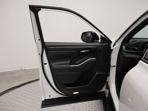 Used 2022 Toyota Highlander XSE FWD image 16