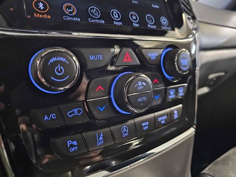 Used 2021 Jeep Grand Cherokee Laredo X image 16