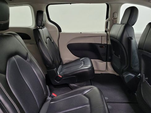 Used 2020 Chrysler Voyager Lxi FWD image 19