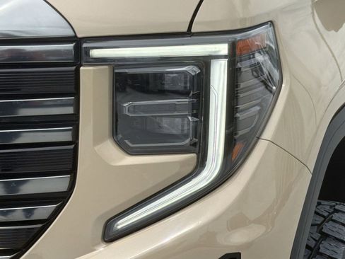 Used 2023 GMC Sierra 1500 AT4 w/ AT4 Premium Package AWD/4WD image 11