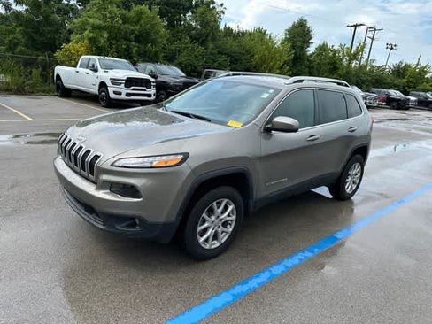 Used 2017 Jeep Cherokee Latitude w/ Comfort/Convenience Group AWD/4WD image 11