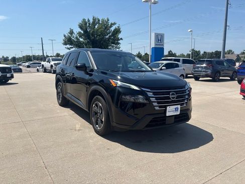 Used 2024 Nissan Rogue SV FWD image 3